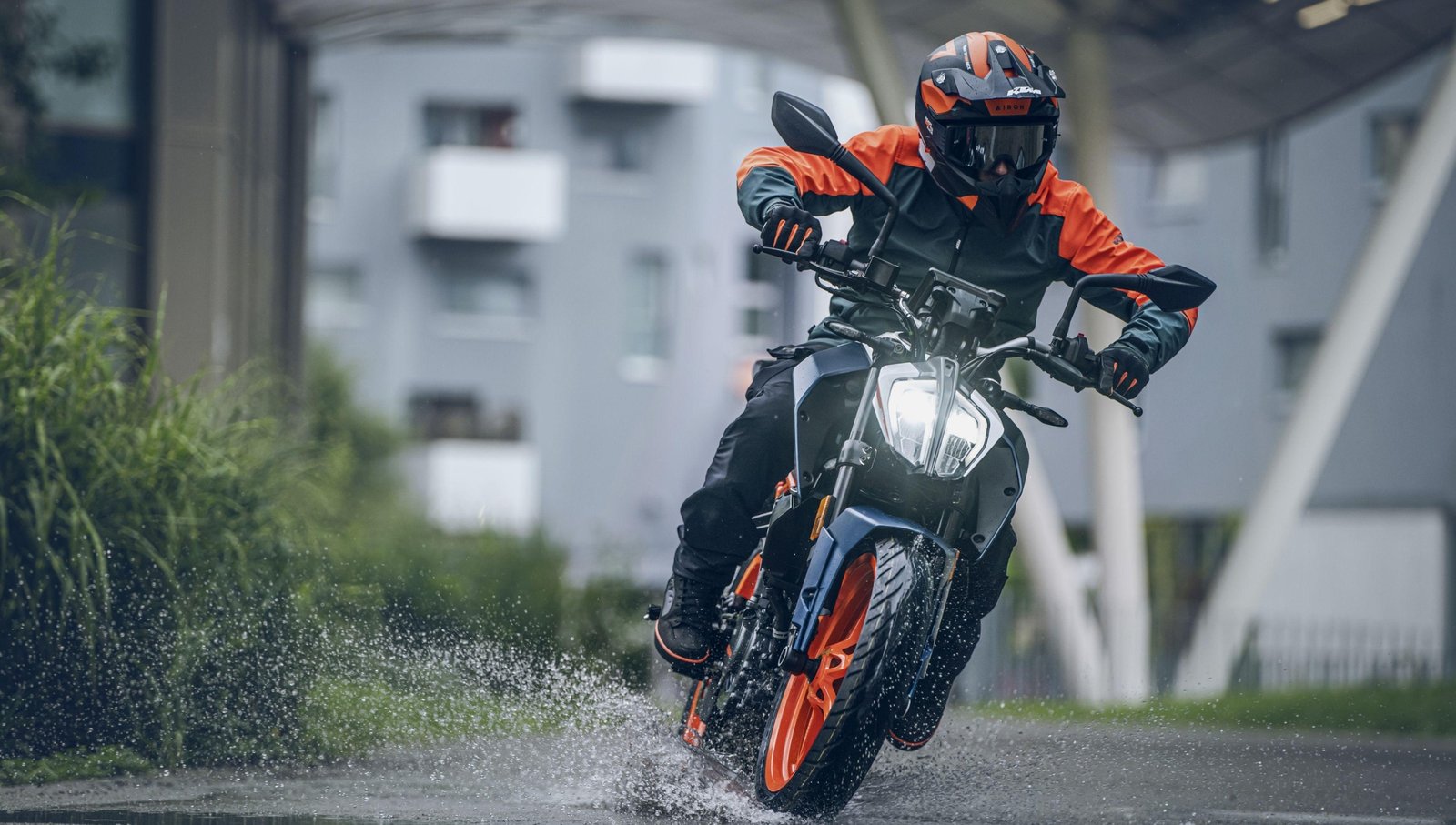 KTM 160 Duke: स्पोर्टी लुक, डिजिटल LCD डिस्प्ले और एक्साइटिंग फीचर्स के साथ ₹1.70 लाख में
