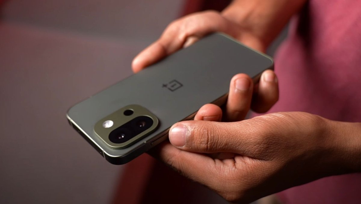 OnePlus 13s: प्रीमियम डिज़ाइन, पावरफुल कैमरा और ₹65,000 तक की कीमत में उपलब्ध