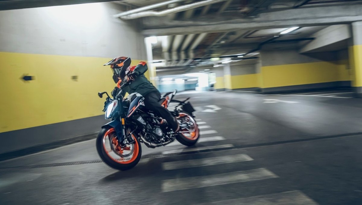 KTM 160 Duke: ₹1,85,000 में 18.73 बीएचपी पावर, डुअल चैनल ABS और LED हेडलाइट्स के साथ दमदार बाइक