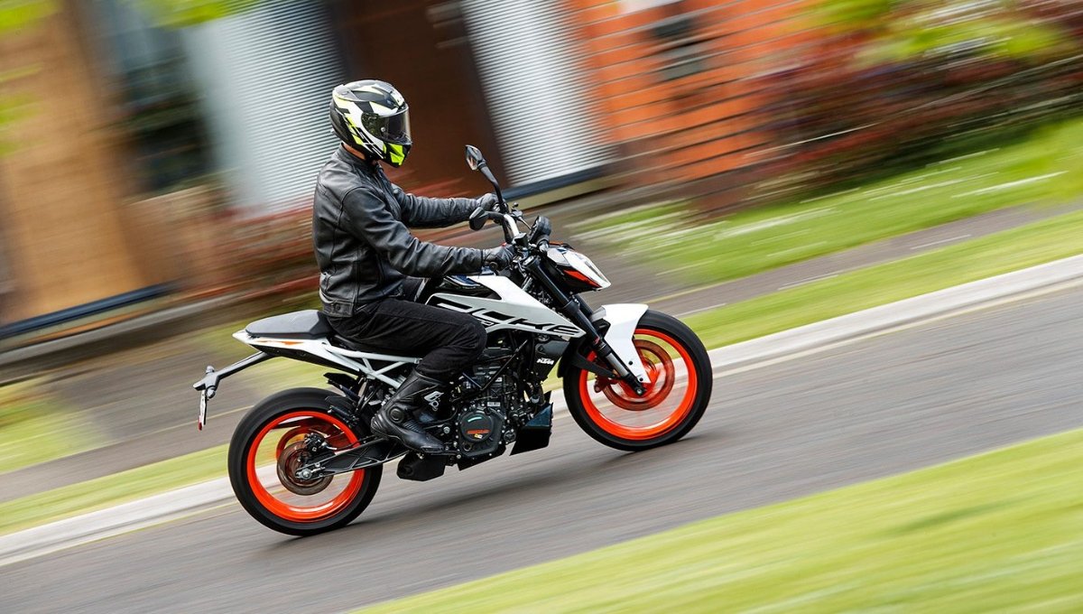 KTM 200 Duke 2025: दमदार 24.67 bhp, स्टाइलिश लुक और ₹2.00 लाख की कीमत