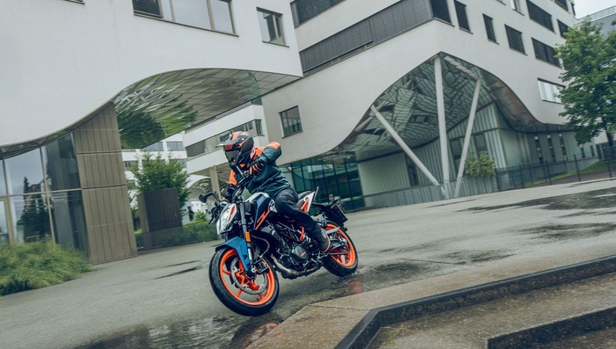 KTM 160 Duke: ₹1,85,000 में 18.73 बीएचपी पावर, डुअल चैनल ABS और LED हेडलाइट्स के साथ दमदार बाइक