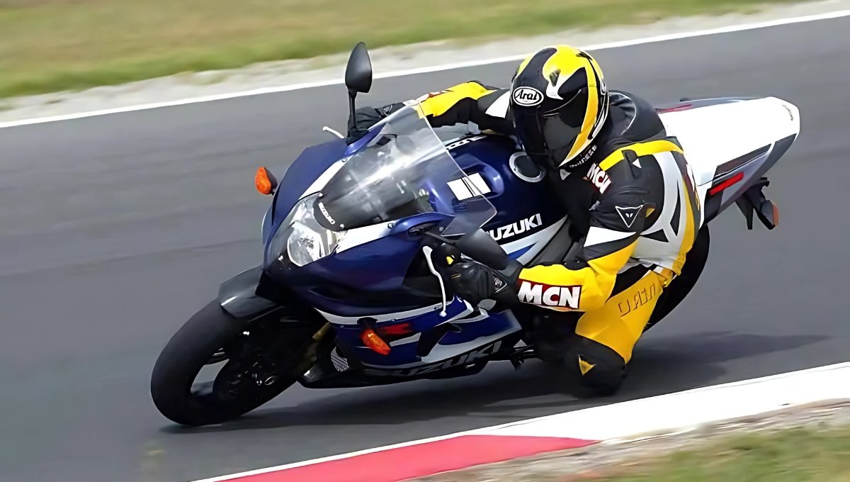 Suzuki GSX-R1000 2025: 999cc इंजन, 12kmpl माइलेज और 17.5L टैंक के साथ जानिए कीमत
