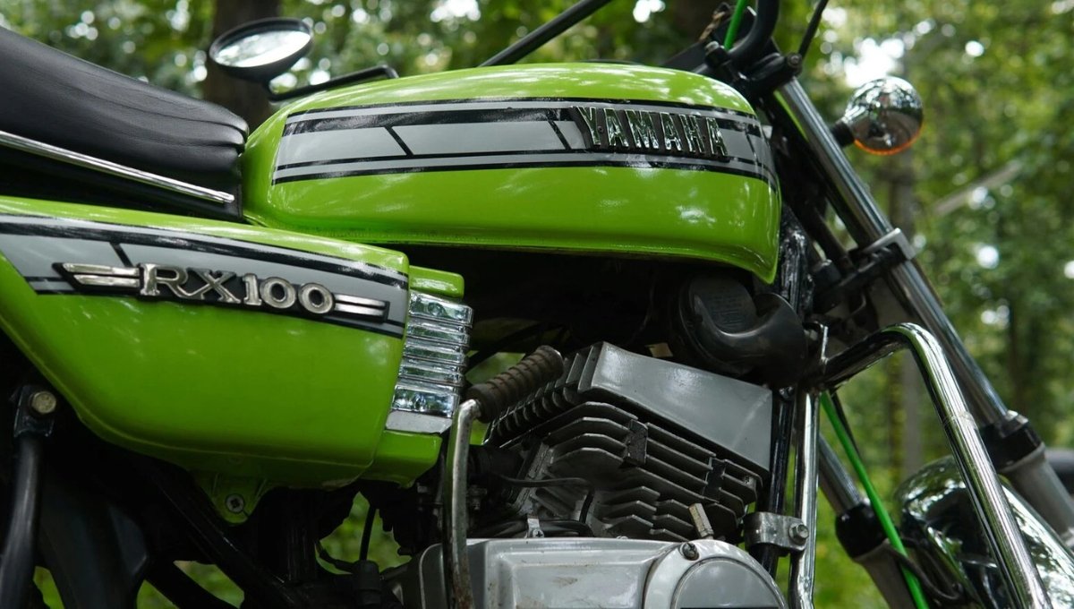 Yamaha RX 100: 100cc इंजन, 35 kmpl माइलेज और शानदार कीमत वाली पावरफुल बाइक