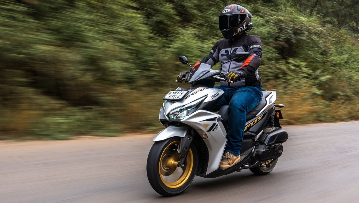 नई Yamaha Aerox 155: स्मार्ट डिजिटल डिस्प्ले, ABS ब्रेक और 115 kmph टॉप स्पीड के साथ, कीमत ₹1,55,000