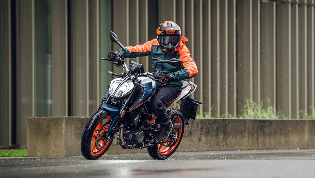 KTM 160 Duke 2025: दमदार Features और ₹2.10 लाख की कीमत में स्पोर्टी बाइक