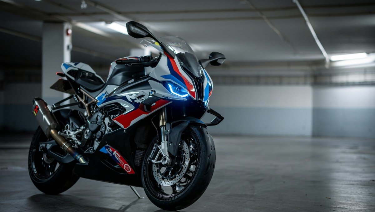 BMW S1000RR 2025: 999cc इंजन और 303 kmph स्पीड वाली सुपरबाइक, कीमत ₹23 लाख से शुरू