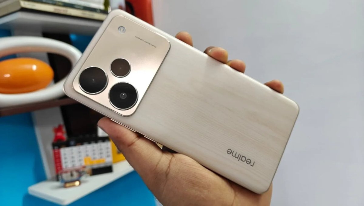 Realme P4 Pro: शानदार AMOLED डिस्प्ले और 7000mAh बैटरी के साथ कीमत ₹49,999