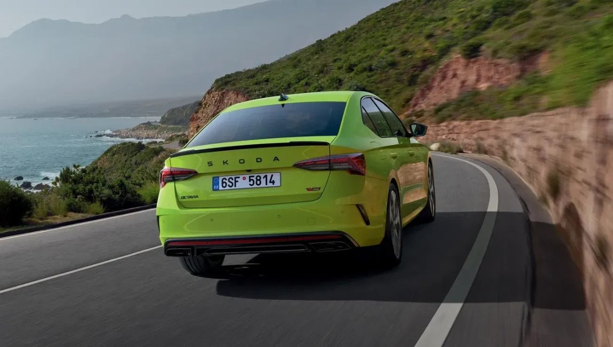 Skoda Octavia RS: लक्ज़री सेडान, 600 लीटर बूट और एडवांस सेफ्टी फीचर्स Rs. 45 Lakh