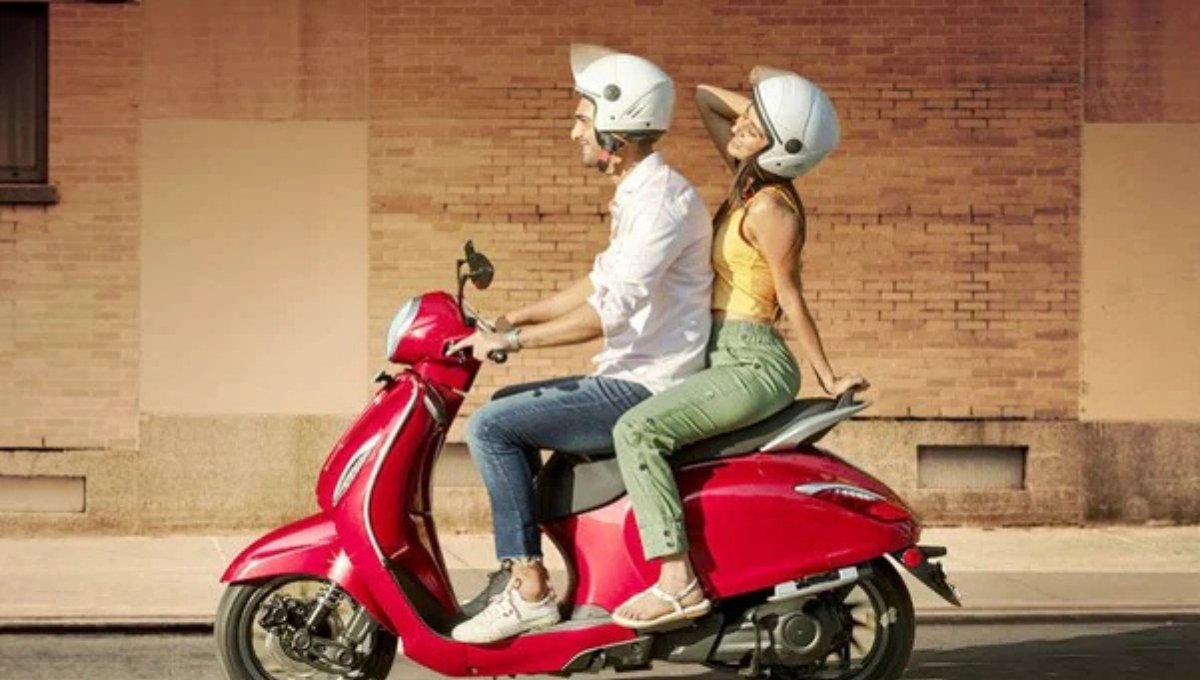 Bajaj Chetak: इलेक्ट्रिक स्कूटर स्टाइल, पावर और आराम का परफेक्ट कॉम्बिनेशन कीमत ₹1.50 लाख