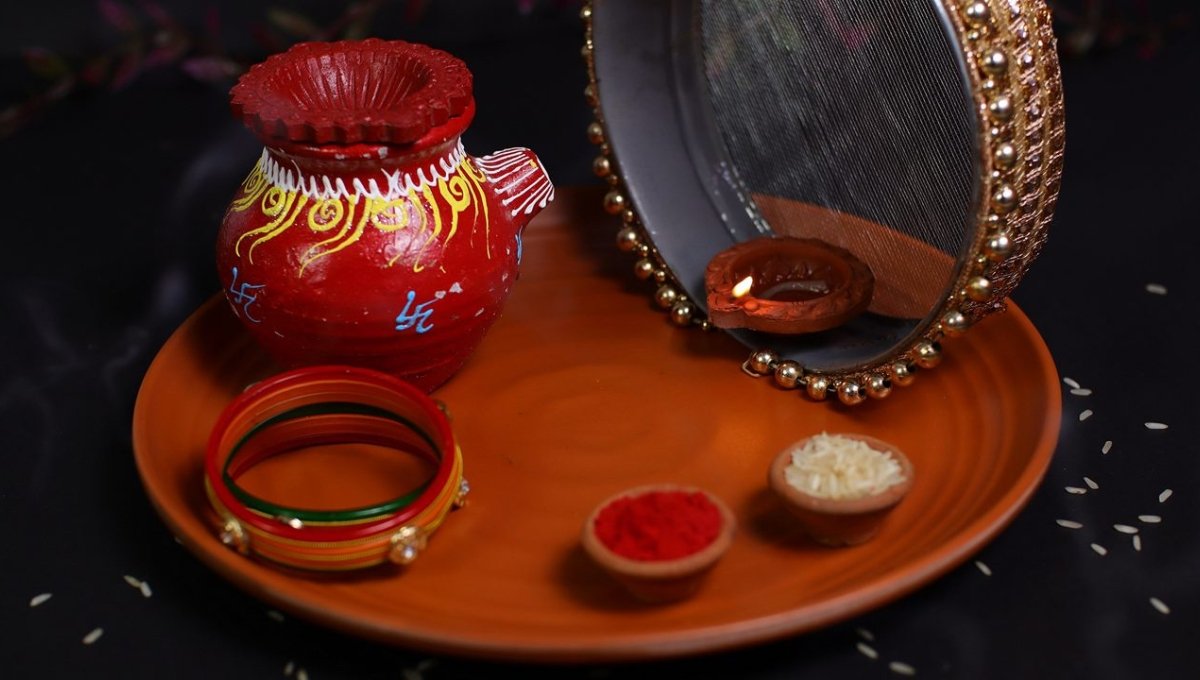 Karwa Chauth Muhurat: शुभ मुहूर्त, चंद्र उदय समय, पूजा विधि और सामग्री