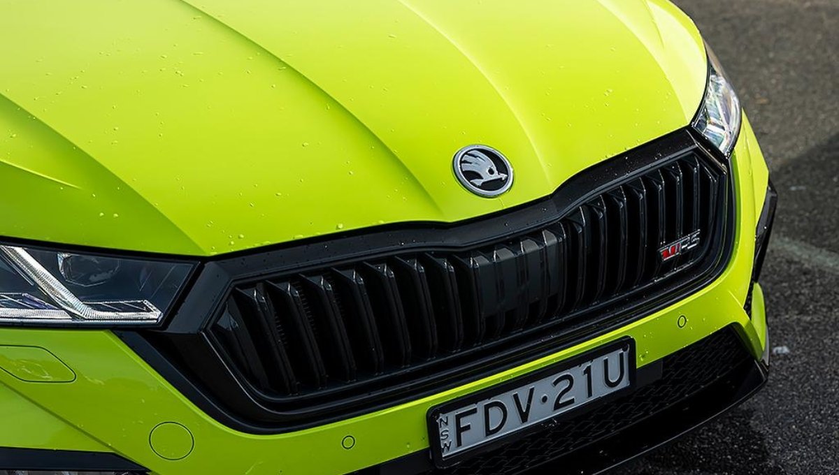 Skoda Octavia RS: लक्ज़री सेडान, 600 लीटर बूट और एडवांस सेफ्टी फीचर्स Rs. 45 Lakh