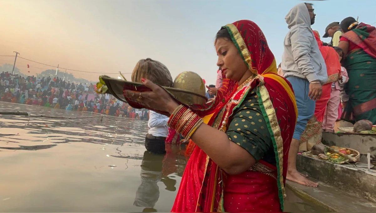 Chhath Puja: भक्ति और सुंदरता का संगम Chhath Puja Morning के लिए मेकअप और हेयरस्टाइल टिप्स