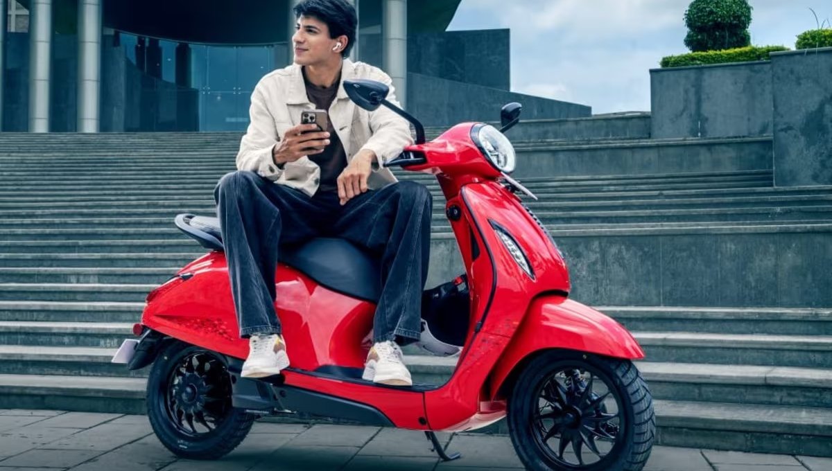 Bajaj Chetak: इलेक्ट्रिक स्कूटर स्टाइल, पावर और आराम का परफेक्ट कॉम्बिनेशन कीमत ₹1.50 लाख